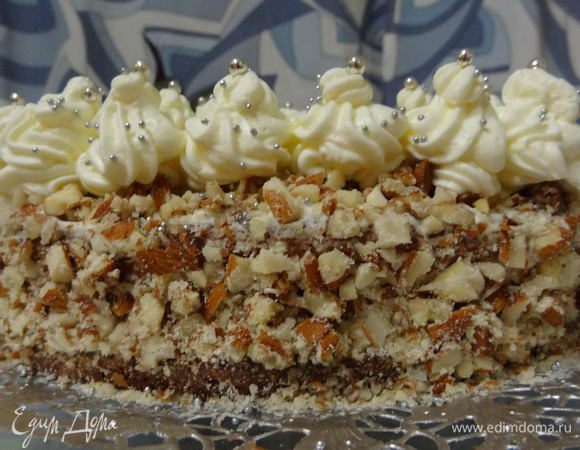 Когда крем схватится, с помощью кондитерского шприца украшаем торт и оставляем для пропитки минимум на 4 часа в холодильнике (у меня всю ночь).

А утром с чашечкой кофе наслаждаемся ароматным тортом с нежнейшим бисквитом на тыквенной основе)))