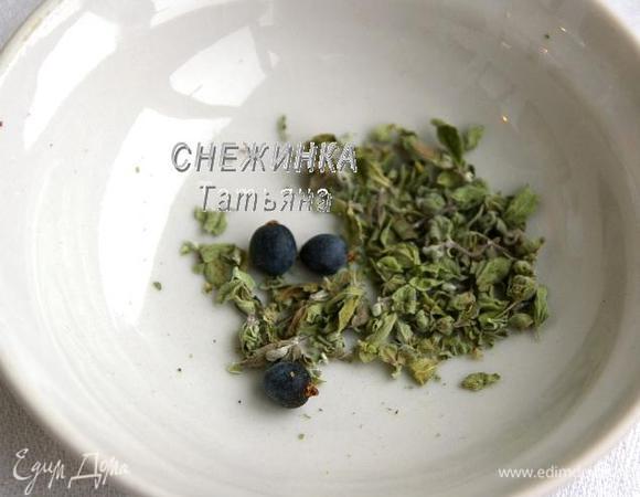 Приготовим фрикадельки. Ягоды можжевельника и майоран разотрём в ступке или ложкой, косточки из ягод вынимаем.