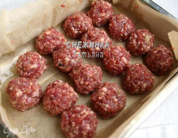 В форму для запекания кладём бумагу для выпечки, смазываем маслом. Лепим тефтельки и укладываем в форму. Ставим в разогретую до 190С духовку на 15 минут.