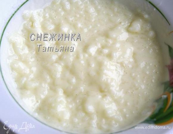 В это время ставим варить рис в подсоленной воде с добавлением молока. Когда он сварился, оставляем ещё на 5 минут под крышкой распариться. Затем добавляем 2 желтка и взбиваем блендером.