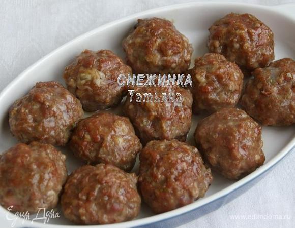 Тефтельки перекладываем в форму для выпечки, лучше с высокими бортами.