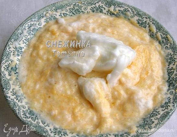 Белки взбиваем до устойчивых «пик». В два приёма вводим в рисовую массу, аккуратно перемешивая.