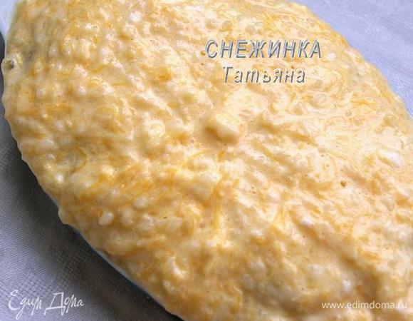 На тефтельки в форму распределяем суфле. Вначале выкладываем так, чтобы оно заполнило пространство между тефтельками, затем выкладываем остальное.