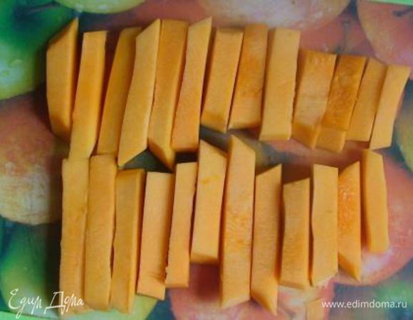 Тыкву очистить от кожуры и семян, нарезать на небольшие палочки.