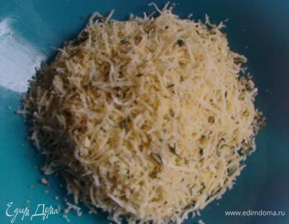 Сыр натереть на мелкой терке, добавить травы и перемешать.