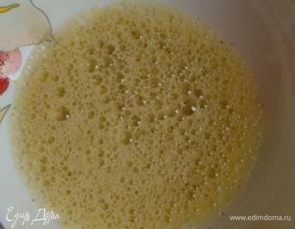 Яйцо взбить с солью и перцем.