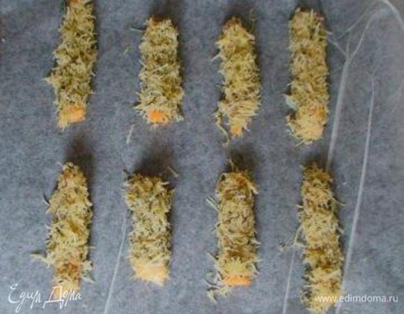 Каждую палочку обвалять в муке, окунуть в яйцо и запанировать в сыре.
Выложить на противень, застеленный пергаментом.