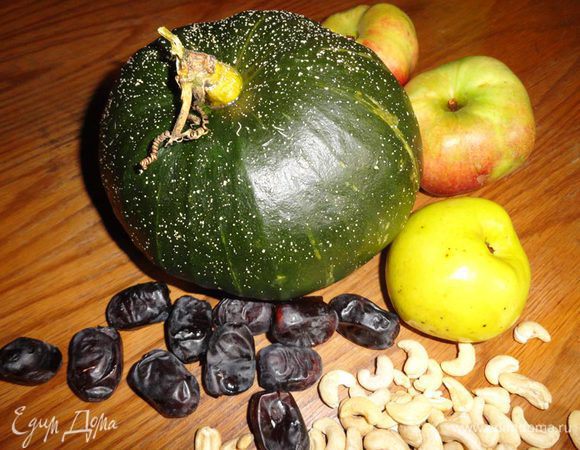 Тыкву, яблоки, изюм вымыть. Духовку разогреть до 180 градусов.