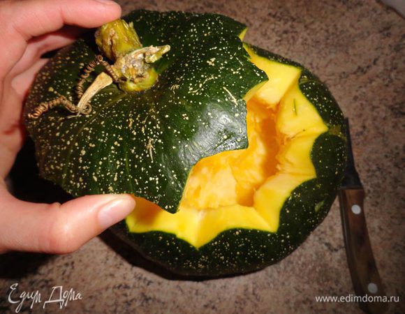 У тыквы "фигурно" срезать верхушку и удалить сердцевинку с семенами. Поставить на противень срезом вниз и вместе с "шапочкой" запекать минут 40.