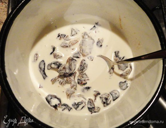 У фиников вынуть косточки, крупно порезать. В сотейник положить финики и залить 300 мл сливок. На маленьком огне довести до кипения и потомить так минут 5. Затем накрыть крышкой и выключить огонь. Всё, пусть парятся 10-15 минут.