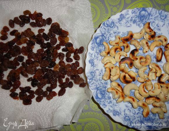 Изюм залить кипятком на 10 минут. Потом слить воду и обсушить бумажным полотенцем. Орехи обжарить на сухой сковороде 3-4 минуты, перемешивая. 