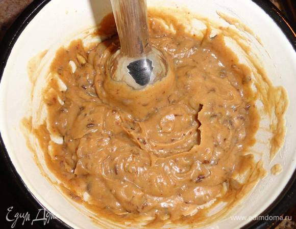 Разомлевшие финики взбить погружным блендером вместе со сливками, в которых они томились. Добавить 1/3 ч.л. порошка мускатного ореха.