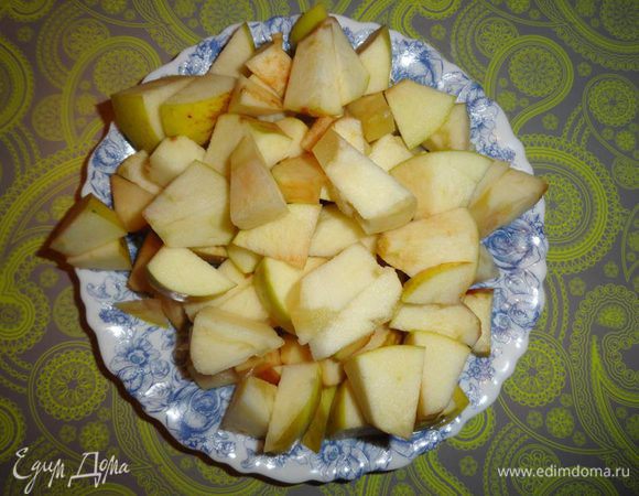 Яблоки освободить от сердцевины и нарезать довольно крупными кусочками.