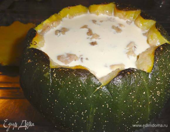 Достаем из духовки тыкву. Аккуратно, чтобы не повредить стенки, вынуть ложкой мякоть (должны остаться стенки толщиной в 1 см). То что вынули - крупно нарезать и в миску к остальной начинке. Затолкать всю эту красоту в тыкву и залить сверху оставшимися сливками.