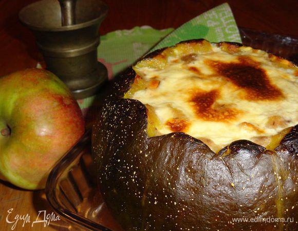 Вернуть потежелевшую тыкву в духовку, увеличив температуру до 200 градусов. Запекать 30 минут. Пару последних минут подержать под грилем ради аппетитной корочки. Подавать горячей и для большой компании, т.к. хоть это и десерт, но оооочень сытный.