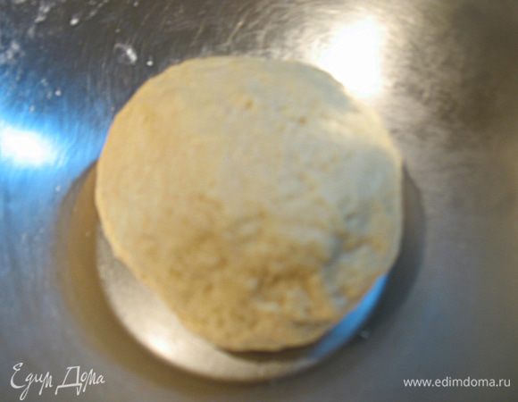 БЕЛОЕ ТЕСТО.  В миске смешать муку, соль, сахар, дрожжи и разрыхлитель. В другой миске соединить кефир, яйцо и растопленный маргарин. Все хорошо перемешать. В миску с сухой смесью добавить жидкую и хорошо вымесить.  Белое тесто готово, отложим его в сторонку. 