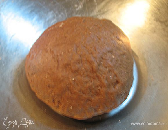 ШОКОЛАДНОЕ ТЕСТО. В миске смешать муку, какао, соль, сахар, дрожжи и разрыхлитель. В другой миске соединить кефир, яйцо и растопленный маргарин. Все хорошо перемешать.  В миску с сухой смесью добавить жидкую и хорошо вымесить.  Шоколадное тесто готово, отложим его в сторонку.