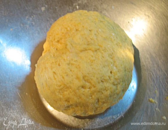 ТЫКВЕННОЕ ТЕСТО. В миске смешать муку, соль, сахар, дрожжи и разрыхлитель.  В другой миске соединить тыквенное пюре, яйцо и растопленный маргарин. Все хорошо перемешать.  В миску с сухой смесью добавить жидкую и хорошо вымесить.  Тыквенное тесто готово, отложим его в сторонку.