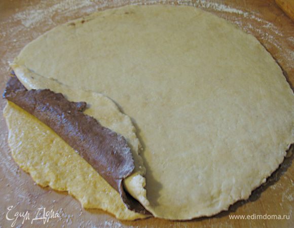 Достать тесто из холодильника дать согреться минут 30 и раскатать каждый шар в пласт толщиной 0,3 см. Положить тыквенный пласт, смазать растительным маслом и посыпать сахаром, сверху положить шоколадный,  смазать растительным маслом и посыпать сахаром и  сверху положить белый.