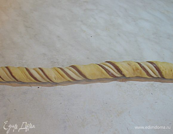 Каждую трехслойную  полоску скрутить в жгут.