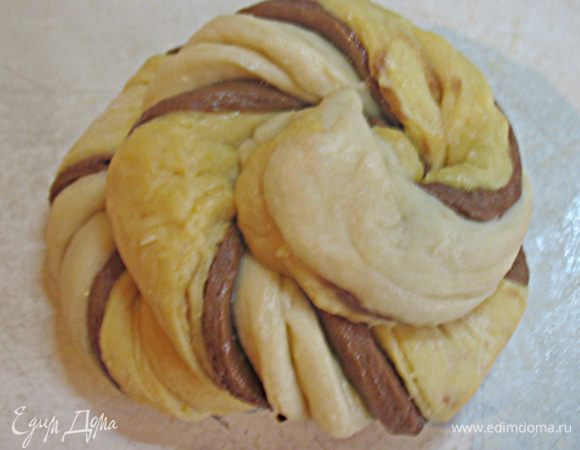 Из скрученных полосок сформировать булочки.