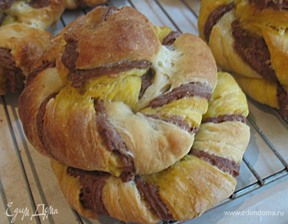 Готовые булочки вынуть из духовки и охладить на решетке. 