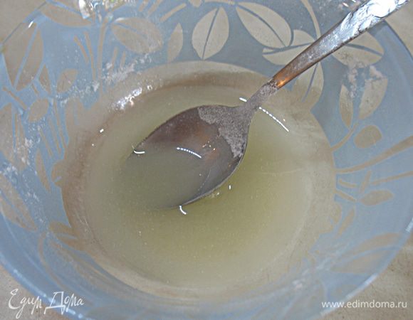 Для глазури соединить лимонный сок с сахарной пудрой.  Хорошо перемешать. Еще теплые булочки покрыть глазурью. 