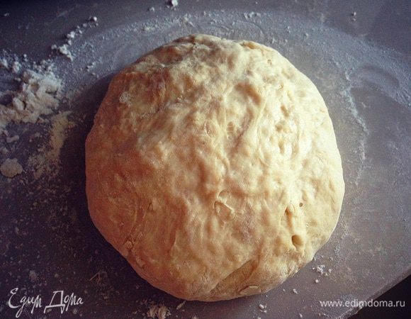 Замесить тесто обычное по типу как на манты пельмени (насыпаем в миску муку пару стаканов делаем углубление разбиваем яйцо выливаем молоко разбавленное водой,растительное масло соль сахар,замешиваем тесто постепенно подсыпая муку) .....обмять ,убрать накрыть дать отдохнуть минут на 30...