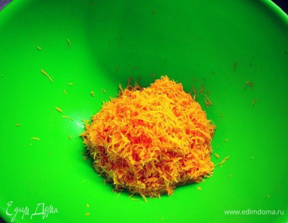Тыкву натираем на мелкой терке...