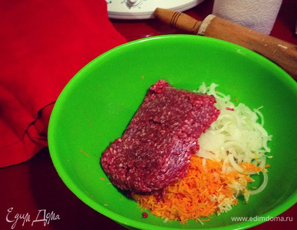 в глубокую миску складываем фарш лук и тыкву...