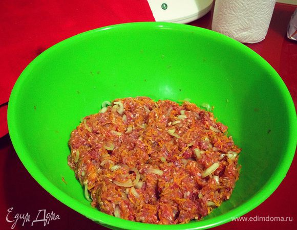 Перемешиваем начинку руками, добавляем сюда по желанию чеснок, солим перчим добавляем специи...