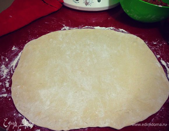 фарш отодвинем, теперь раскатаем тесто в тонкий большой пласт...