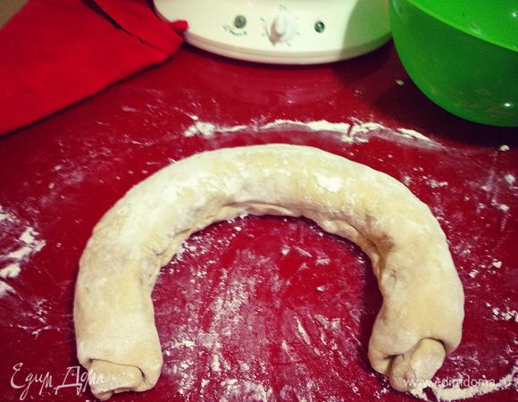 Все аккуратно скатать в рулет, залепить швы...