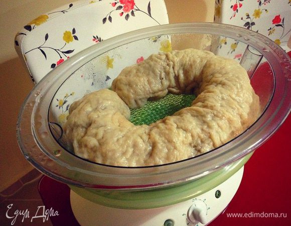 А вот и наш пропарившийся рулетик... перед подачей полить растопленным сливочным маслом...