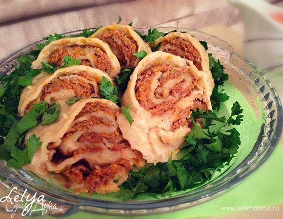 Готовый рулет режется кусочками и подается  с домашними соусами, я сделала соус из йогурта помидоров и чесночка (3-4 ложки йогурта простого мякоть двух помидор два зубчика чеснока,все перемешать посолить)...и не забудьте обязательно много зелени...
Приятного аппетита!!!!!!!!!!!!!!!!!!!