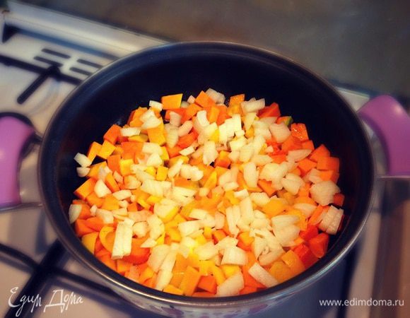 Отправляем перец и лук к тыкве тушиться....