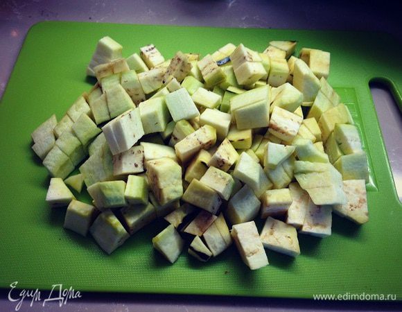 Отчищаем от кожуры...нарезаем кубиками баклажаны...отправляем тушится к овощам...