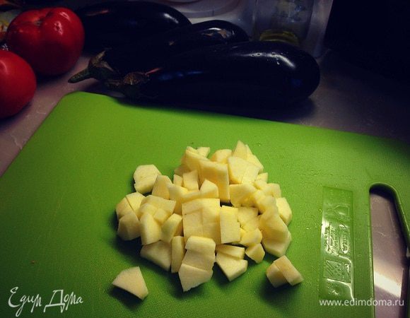 Очищаем удаляем сердцевину, нарезаем кубиками яблоко....отправляем тушиться...