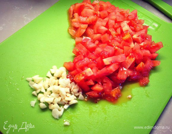 Помидоры очистить от кожуры нарезать кубиками и мелко порезать чеснок....отправляем тушиться...