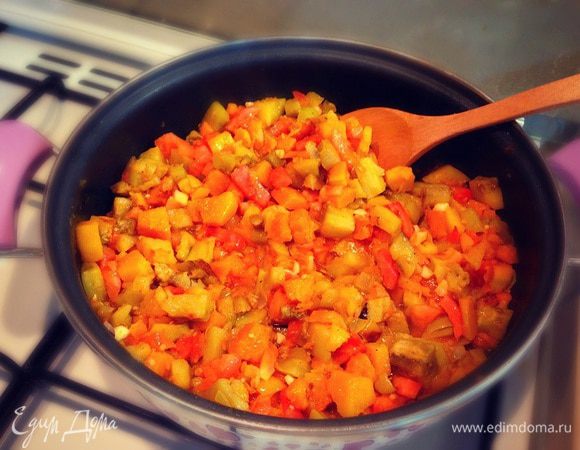 Тушим овощи до готовности....пробуем солим перчим добавляем специи....