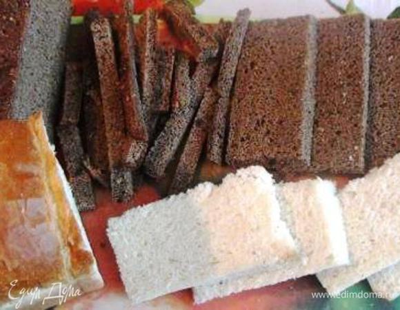 Срезать с хлебных ломтиков корки со всех сторон.