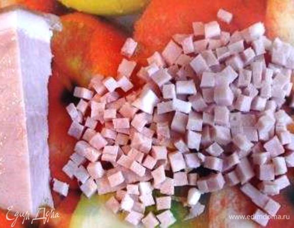 Окорок нарезать очень мелкими кубиками.