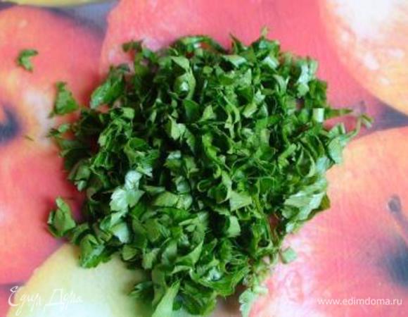 Зелень помыть, обсушить и мелко нарубить.