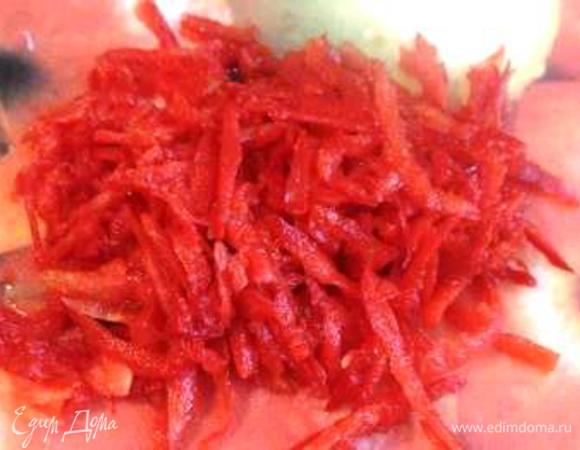 Красный перец натереть на крупной терке.