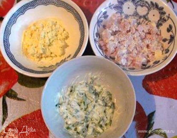 Смешать половину размягченного масла с окороком, вторую половину с желтком, а зелень смешать с 1 ст.л. майонеза.