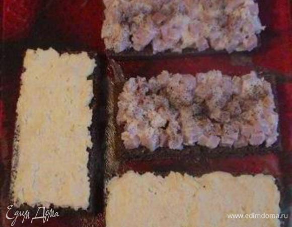 На 2 ломтика черного хлеба выложить массу с окороком, на 2 других – намазать яичную массу. При желании их можно посолить, поперчить.