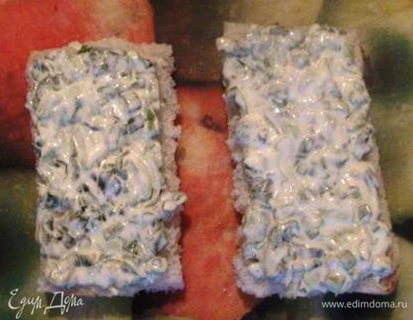 На 2 ломтика белого хлеба выложить зелень с майонезом.