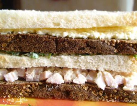 Собрать 2 «тортика» в следующем порядке:  черный хлеб с окороком, на него белый с зеленью, выше черный с яйцом,  сверху накрыть белым хлебом и смазать майонезом.