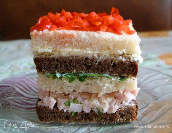 При желании «тортики» разрезать пополам. Украсить красным перцем.