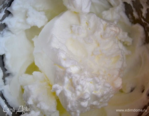 Белки взбить до устойчивых пиков.